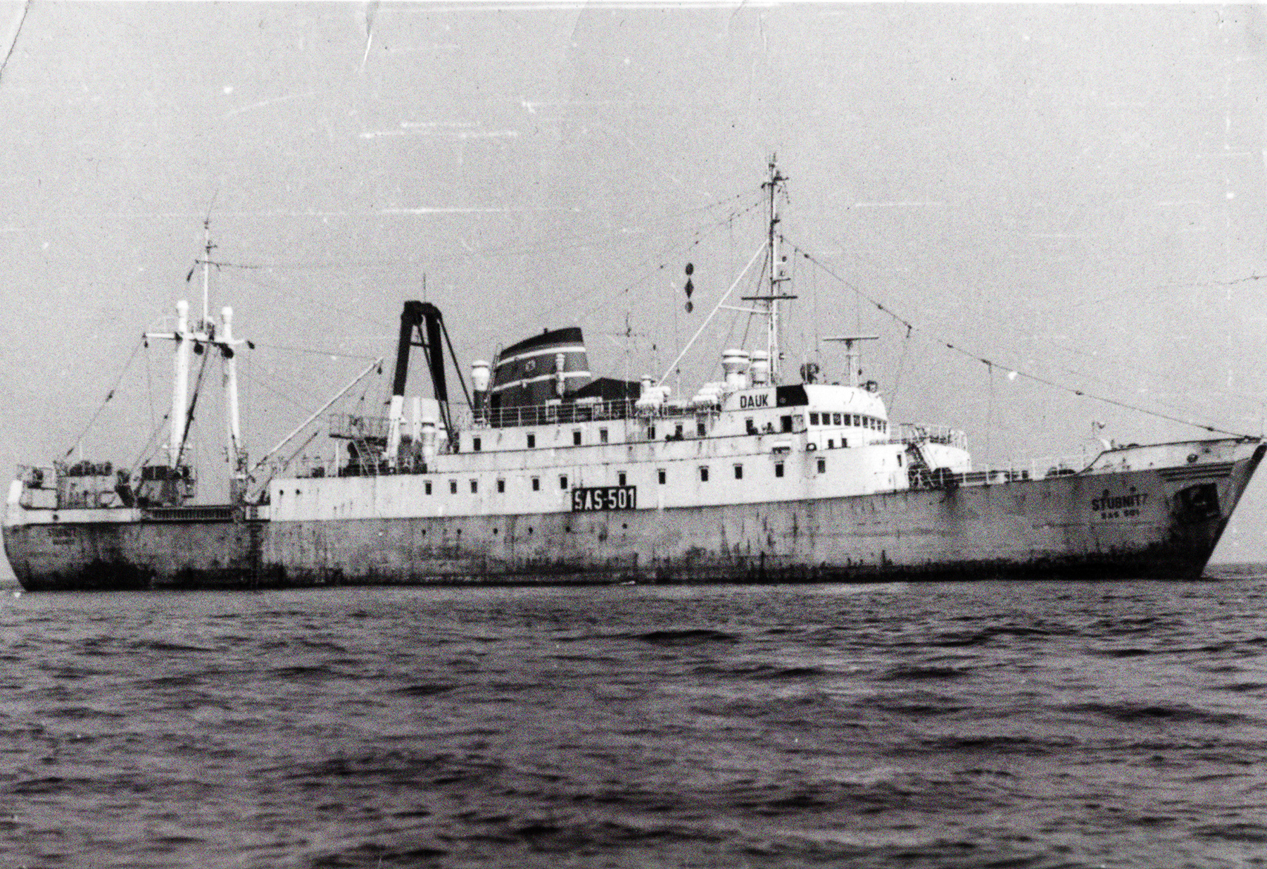 Die Stubnitz auf See von der Seite fotografiert. Die Schiffskennung "SAS 501" ist gut zu erkennen.
