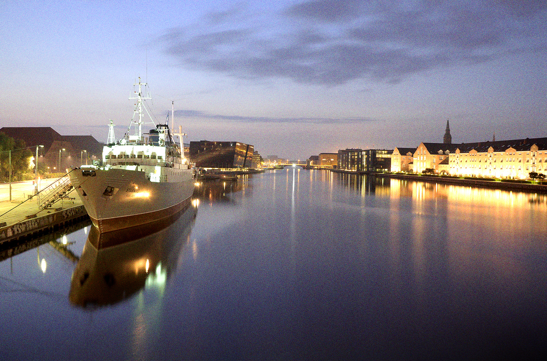 Die Stubnitz in Kopenhagen 2009. Foto von vorne. Rechts und links die Stadt. Abenddämmerung.